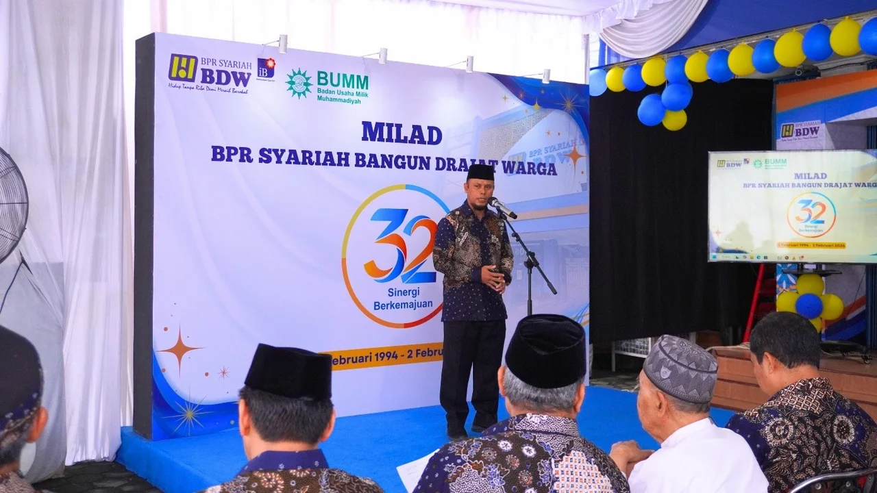 Foto:&nbsp;Direktur Utama PT BPR Syariah Bangun Drajat Warga, Mardiyana saat memberikan sambutan saat kegiatan Milad ke 32.&nbsp;